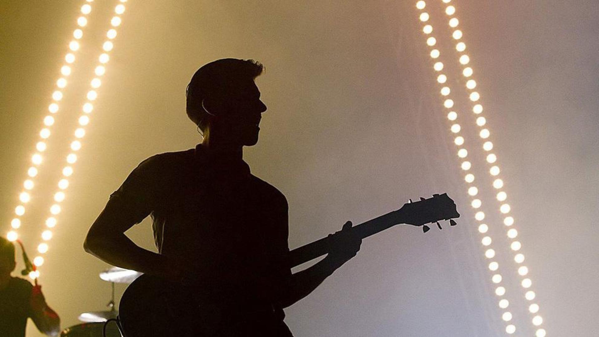 El indie rock de Arctic Monkeys levanta a 30.000 'fibers'