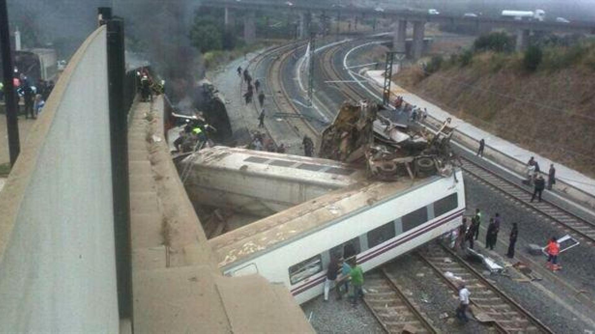 Al menos 9 muertos al descarrilar un tren Alvia cerca de Santiago