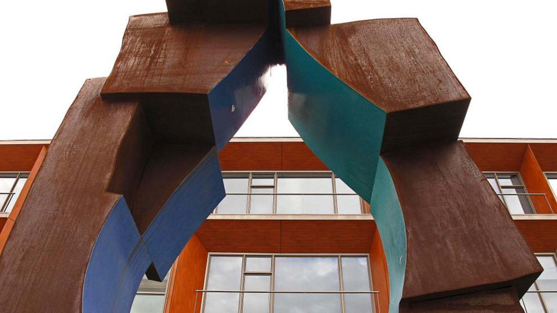 El edificio de Mancomunidad, con la escultura que simboliza una gota de agua.