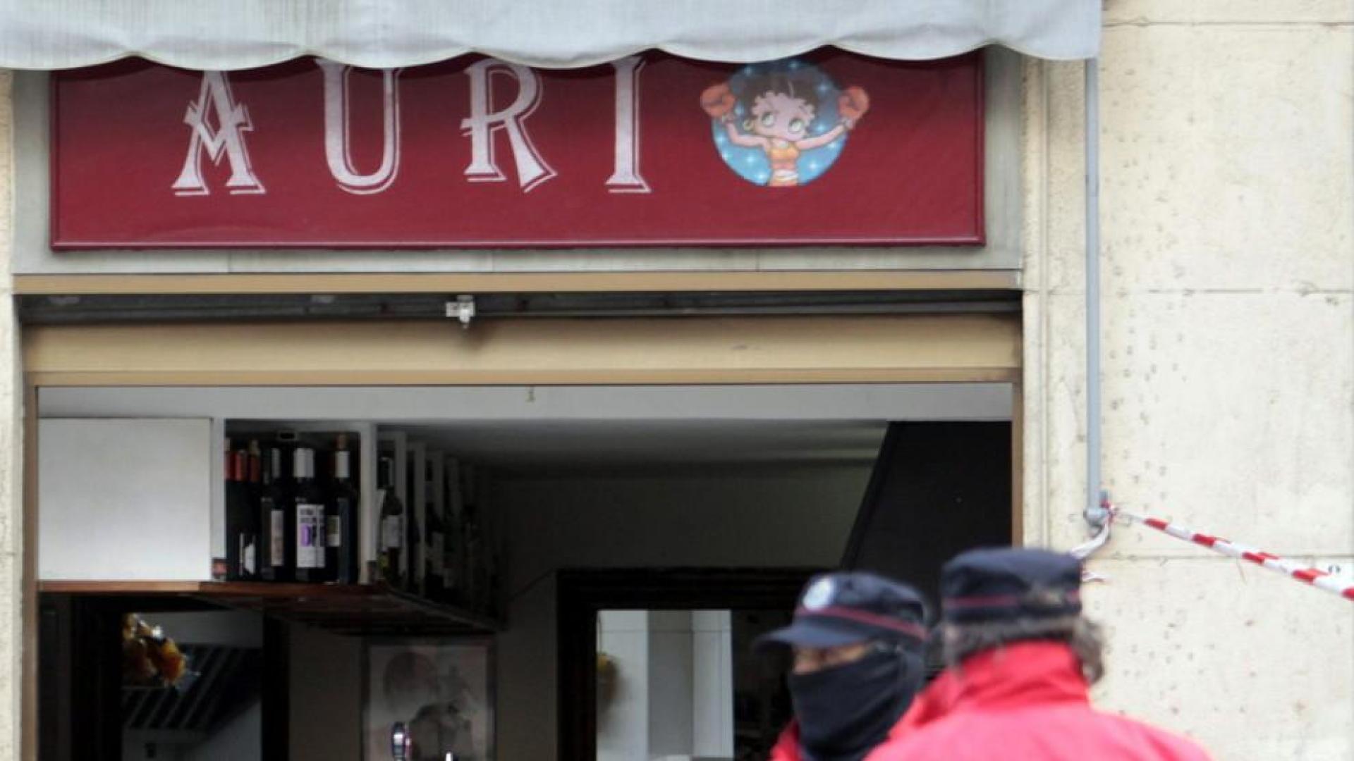 Agentes de la Ertzaintza ante el bar de la calle Biarritz, en el barrio bilbaíno de Rekalde.