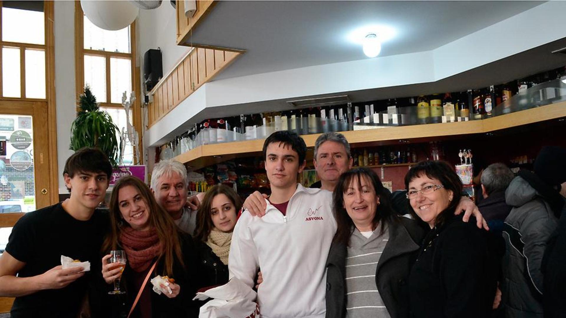 Satisfacción en el bar Endika de la Chantrea tras repartir suerte entre vecinos del barrio
