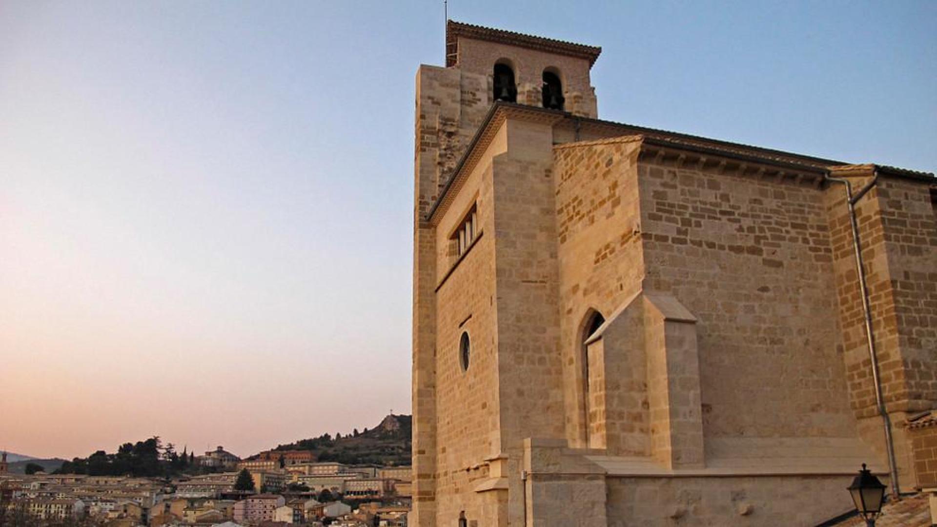 La iglesia de San Pedro de la R&uacute;a, con Estella al fondo.