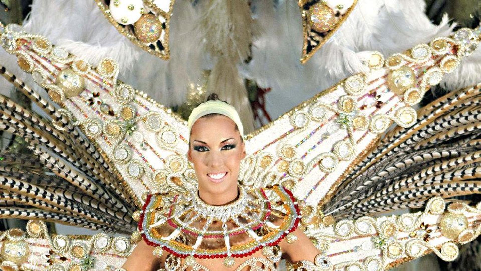 3.000 plumas y 40 metros de tela, para la reina del carnaval