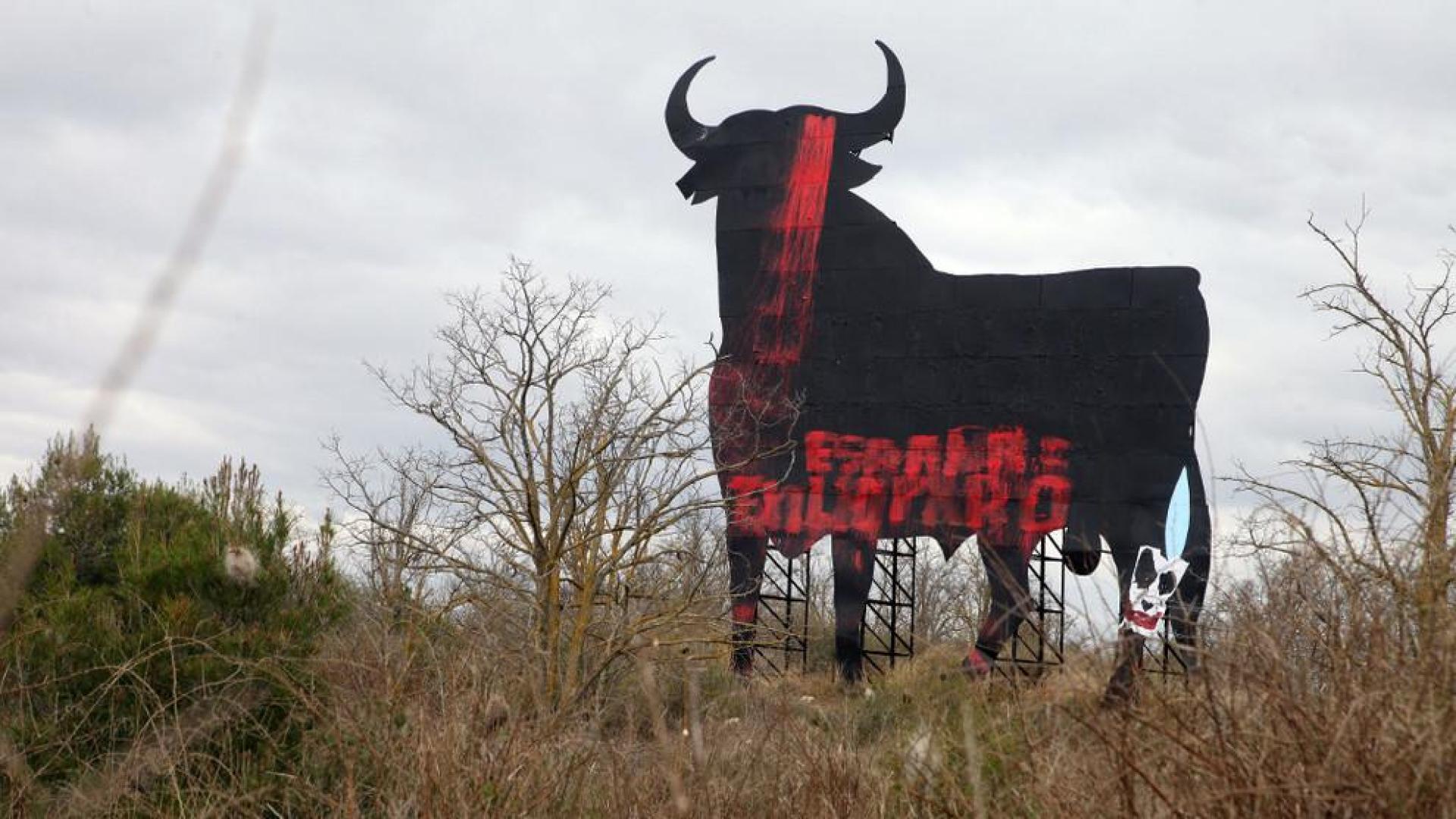 El toro de Osborne situado en Tudela, manchado con pintadas de color rojo