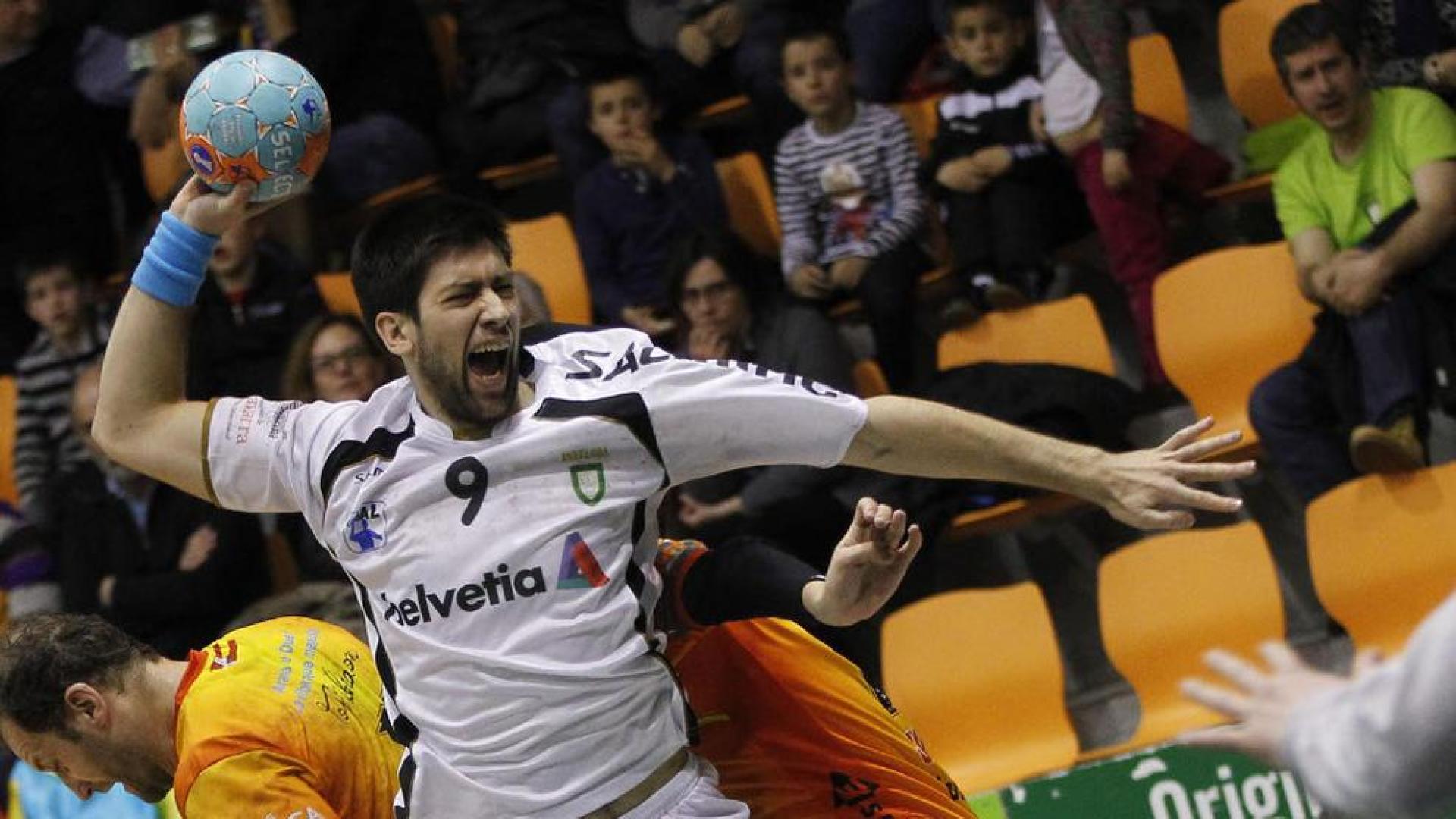 El jugador del Helvetia, Ibai Meoki, ante el Villa de Aranda