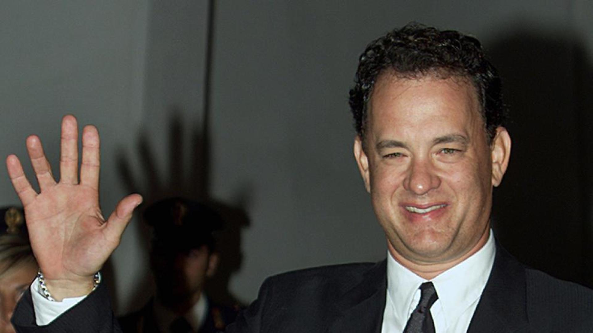 Tom Hanks obligado a volver en mula tras pinchar una rueda