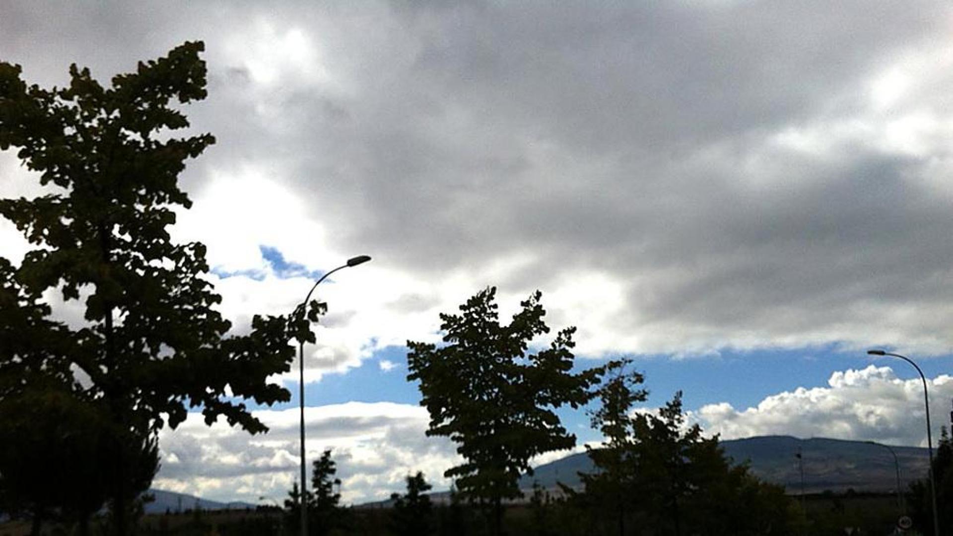Los cielos cubiertos dan inicio a una semana que dejará lluvias débiles