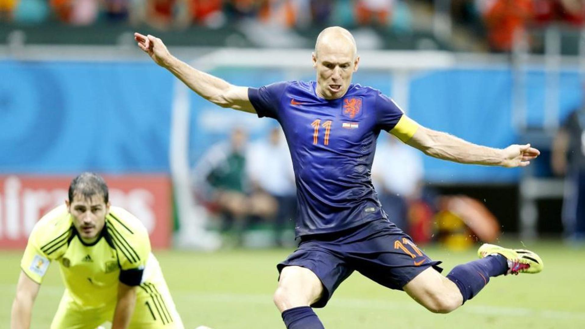Casillas mira impotente c&oacute;mo Robben marca el segundo
