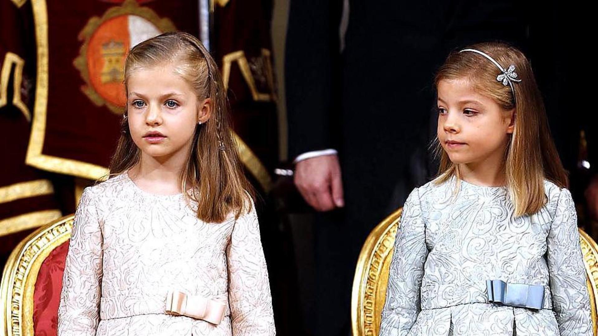 La calidez ha sido el común denominador de la ceremonia de proclamación de Felipe VI, desde los cariñosos gestos entre los protagonistas a la suavidad del color de los vestidos, encabezado por la elección de la Reina Letizia, que de blanco y corto, ha brillado con un sobrio diseño de Felipe Varela.