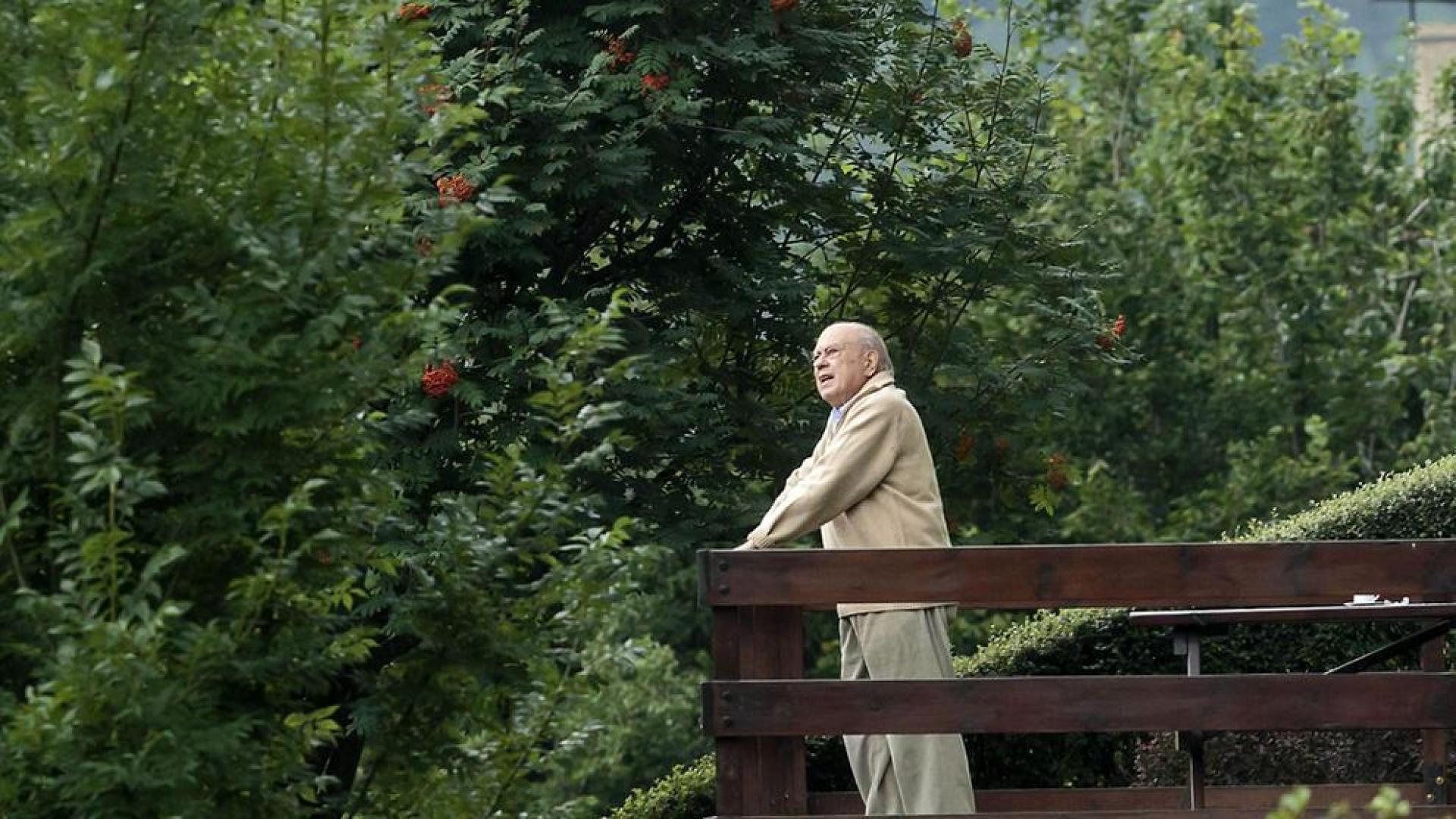 Jordi Pujol se pasea por el jard&iacute;n de su casa en Queralbs ante las c&aacute;maras