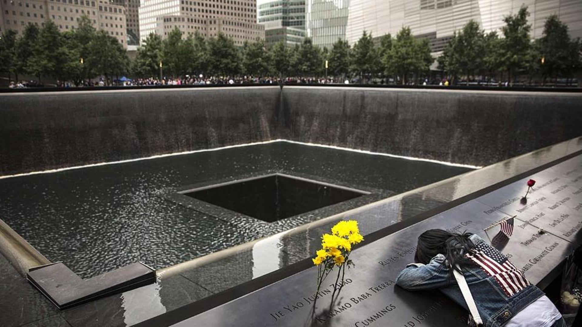 Los neoyorquinos recuerdan a las casi 3.000 víctimas de los atentados del 11S. El presidente Obama también ha guardado un minuto de silencio.