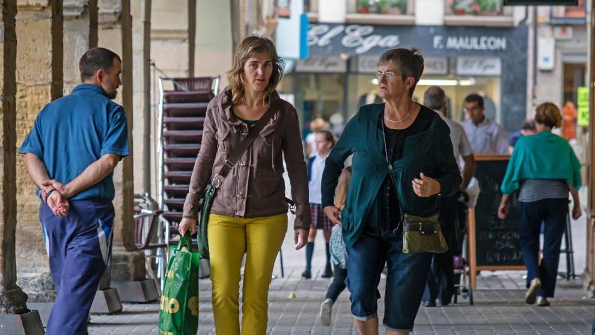 Actividad comercial, ayer por la tarde, en una imagen tomada bajo los porches de la plaza de Los Fueros.