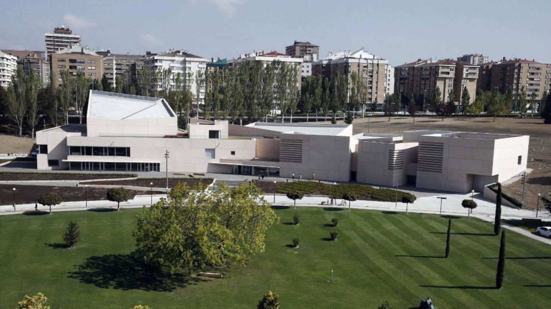 El arquitecto navarro, durante el recorrido de presentación del Museo Universidad de Navarra, una de sus últimas obras ya finalizada a la espera de su inauguración en enero del 2015.