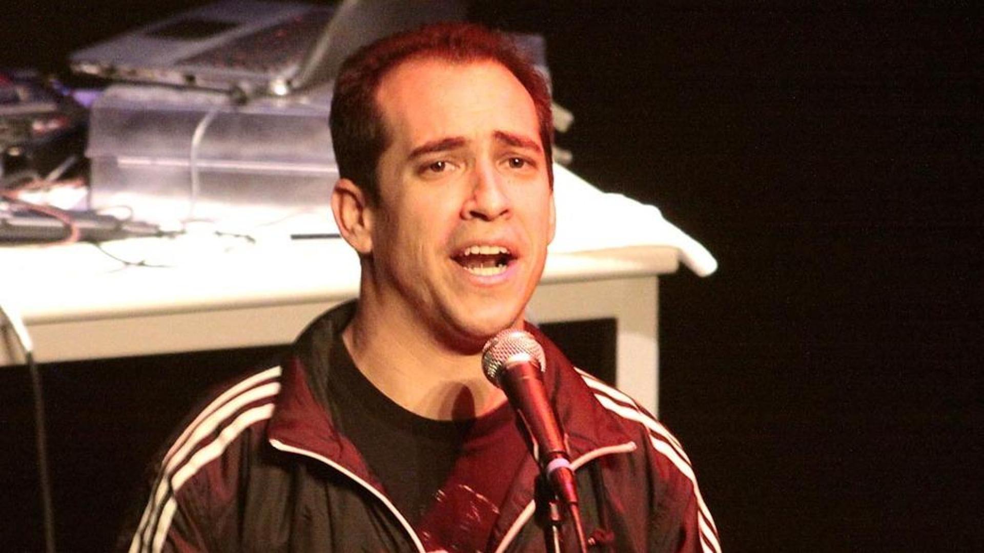 Juan Manuel Montilla, El Langui, conocido rapero del grupo La Excepción y afectado por parálisis cerebral, acudió el fin de semana pasado para asistir al X Foro Pamplona Joven, dedicado a la discapacidad. También aprovechó para presentar su nuevo libro '16 escalones antes de ir a la cama' El cantante de rap y hip hop, gran triunfador de los Goya y los premios de la música 2008 con ?El truco del manco? completó la jornada del sábado con un encuentro y concierto en el Civivox de San Jorge, para el que se agotaron las alrededor de 250 entradas.