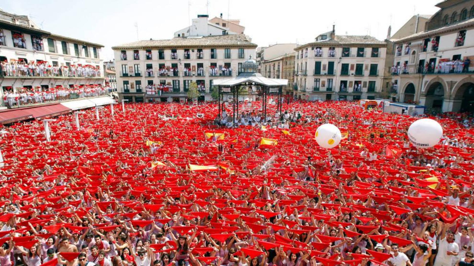 Imagen de la plaza de los Fueros de Tudela el día del cohete de las fiestas.