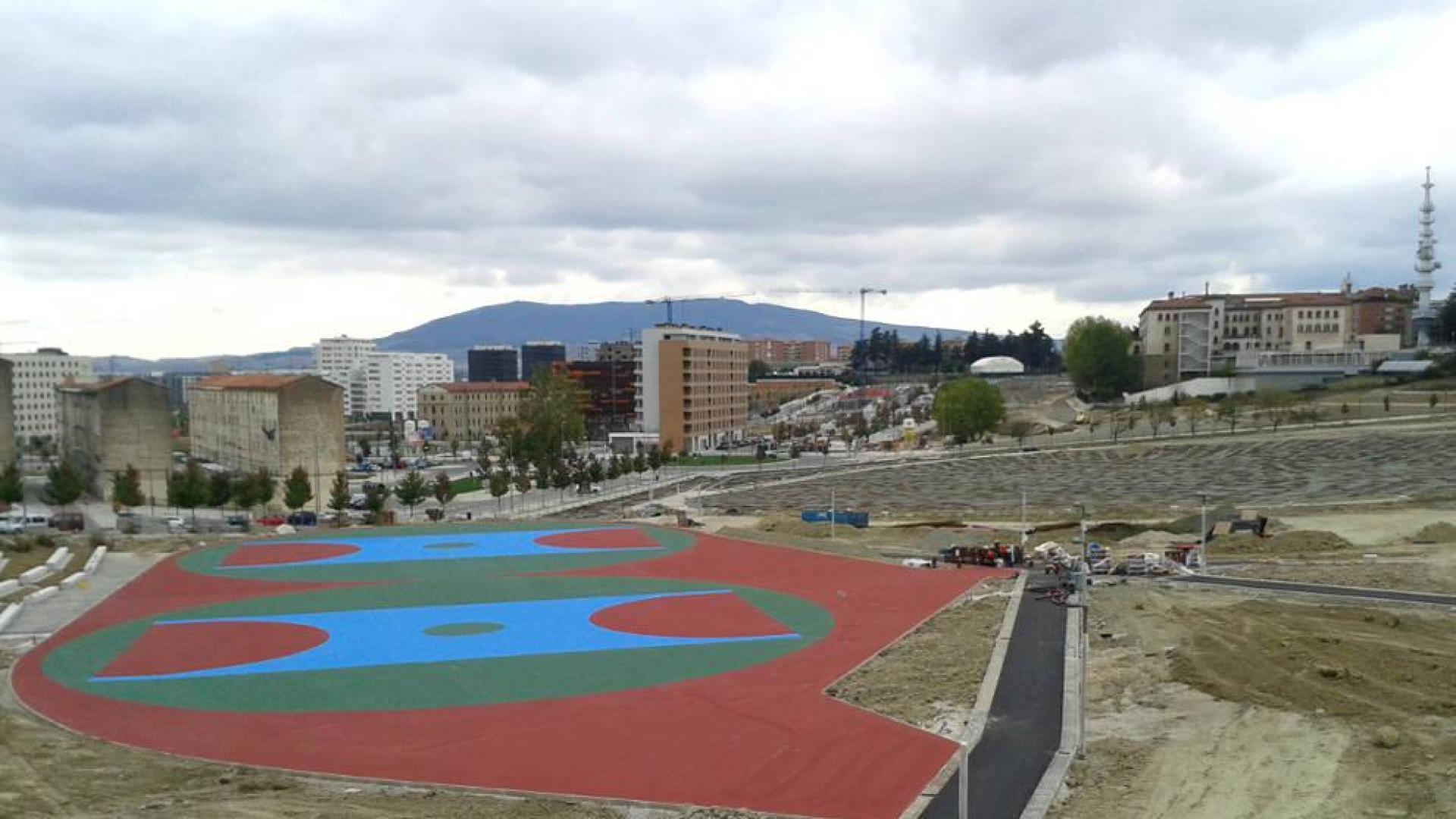 Las pistas deportivas destacan entre las obras del nuevo parque de Lezkairu.