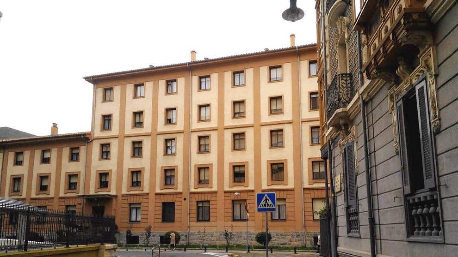 Muere tras caer de la residencia militar al ir a colocar una bandera