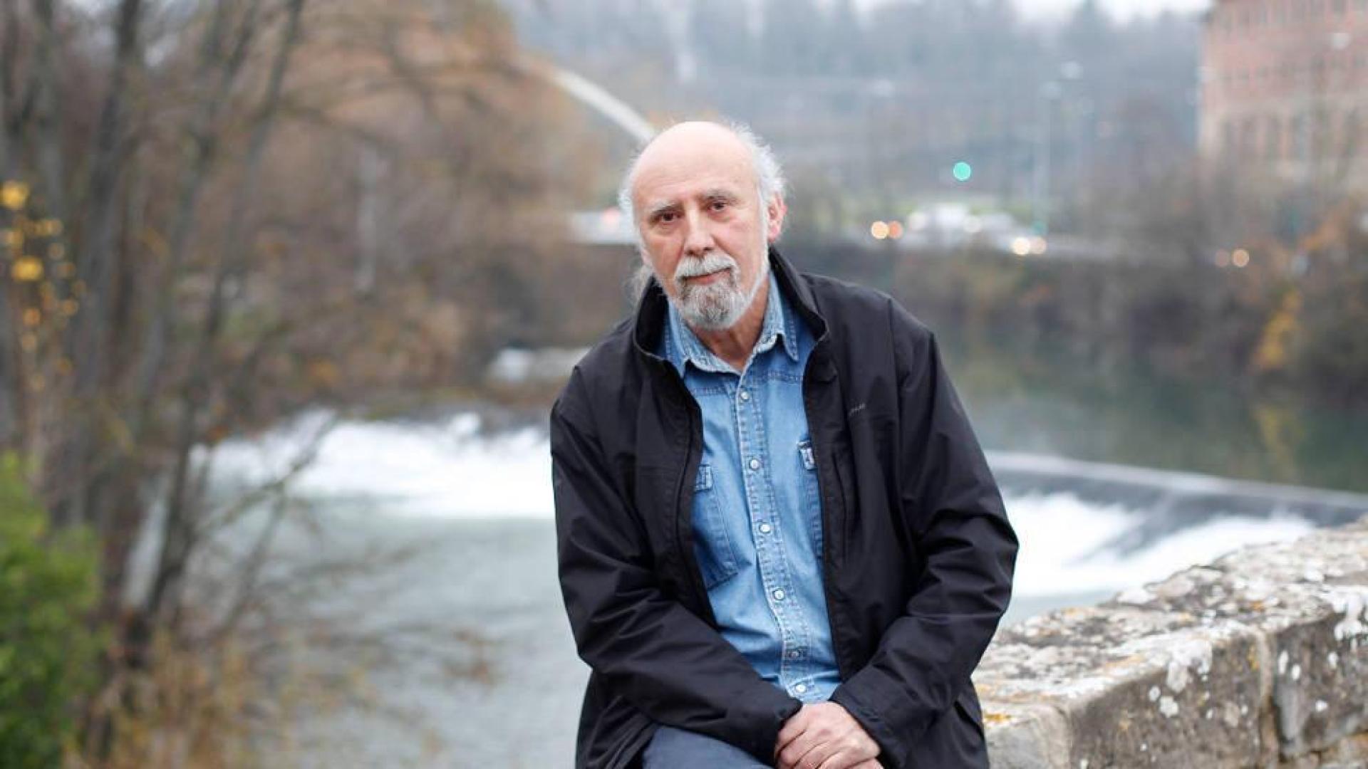 Bernardo Apesteguía sentado en el puente de Santa Engracia, con el de Oblatas, detrás.