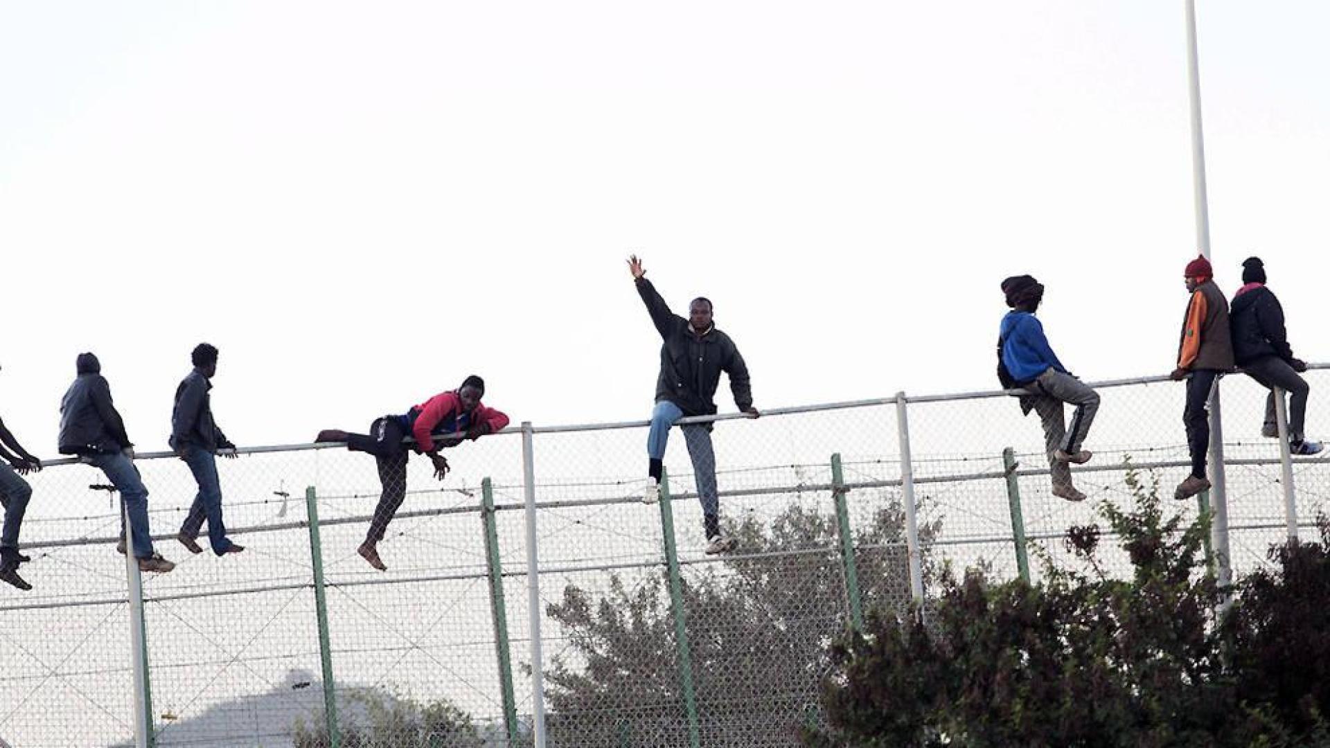 Decenas de inmigrantes se encaraman a la valla de Melilla
