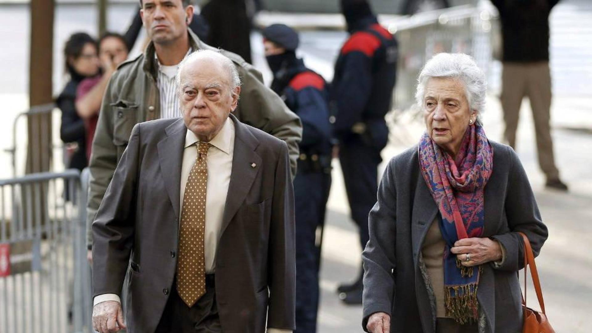 El expresidente de la Generalitat Jordi Pujol, que comparece como imputado por fraude fiscal y blanqueo de capitales, junto a su esposa