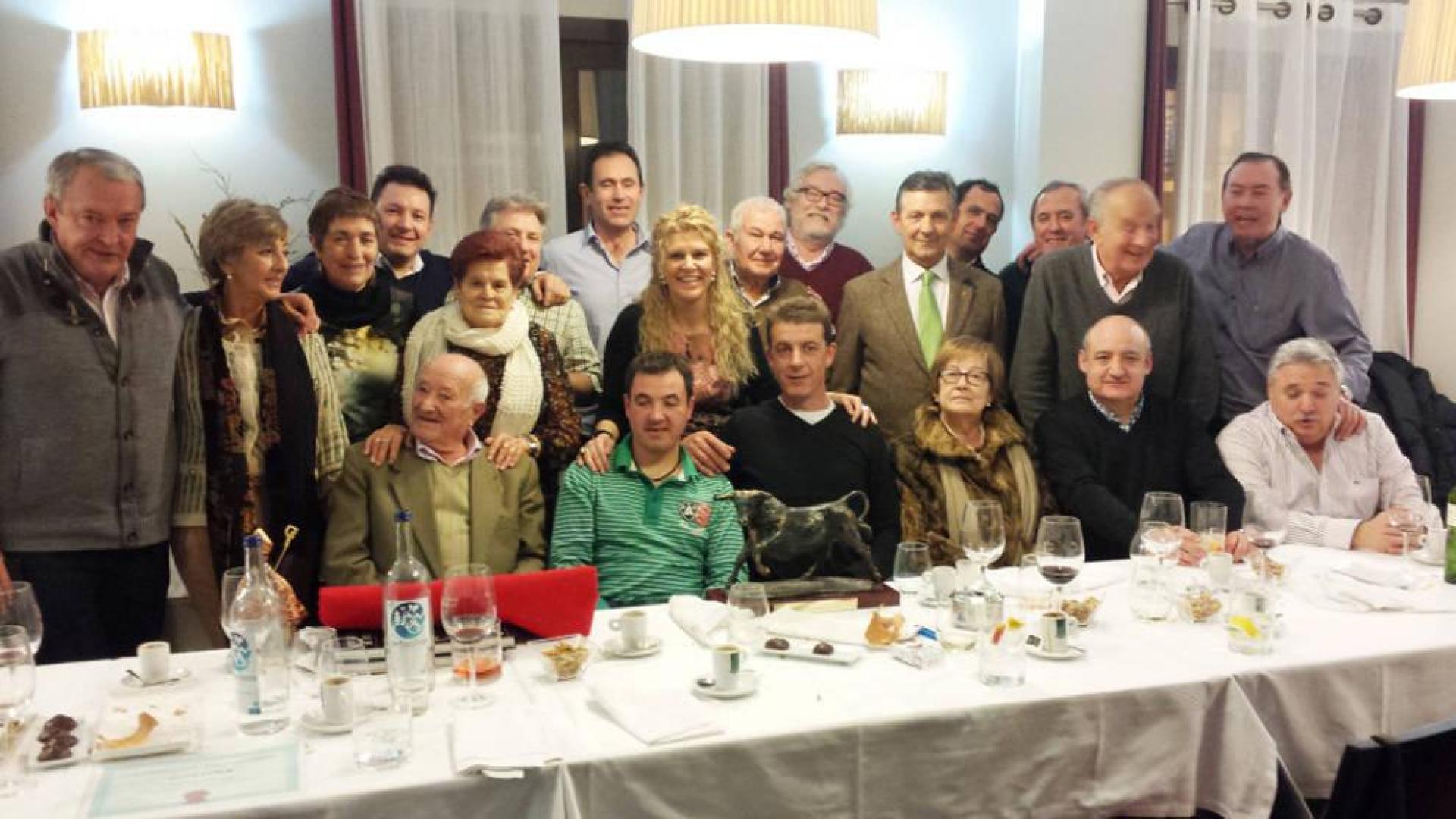 Los invitados en el homenaje al ex presidente de la peña, Luis Martínez.