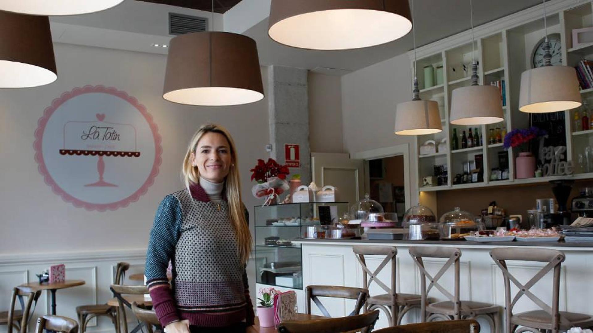 María Caridad Salanueva en el interior de la cafetería La Tatin, en el barrio de Mendebaldea.