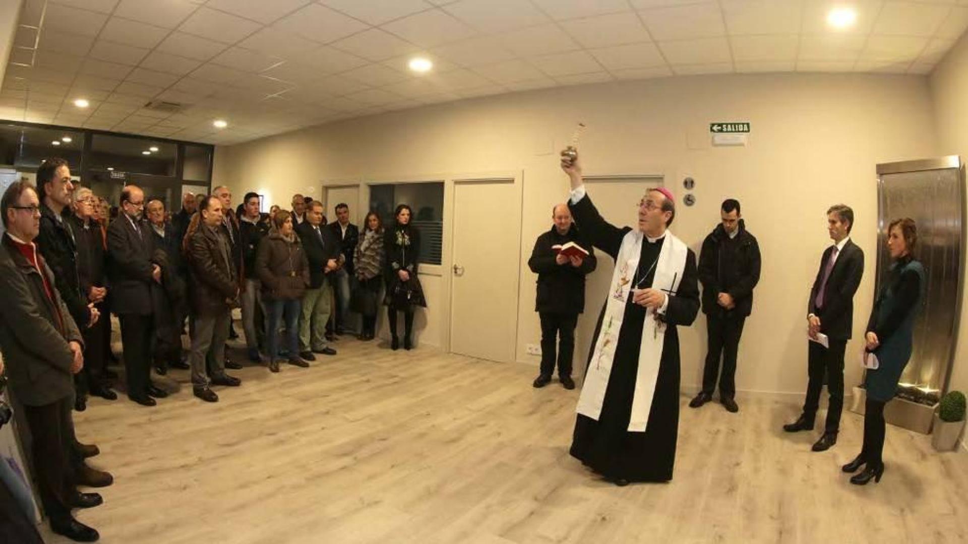 El arzobispo bendice las instalaciones del nuevo tanatorio que abre sus puertas en Noáin.