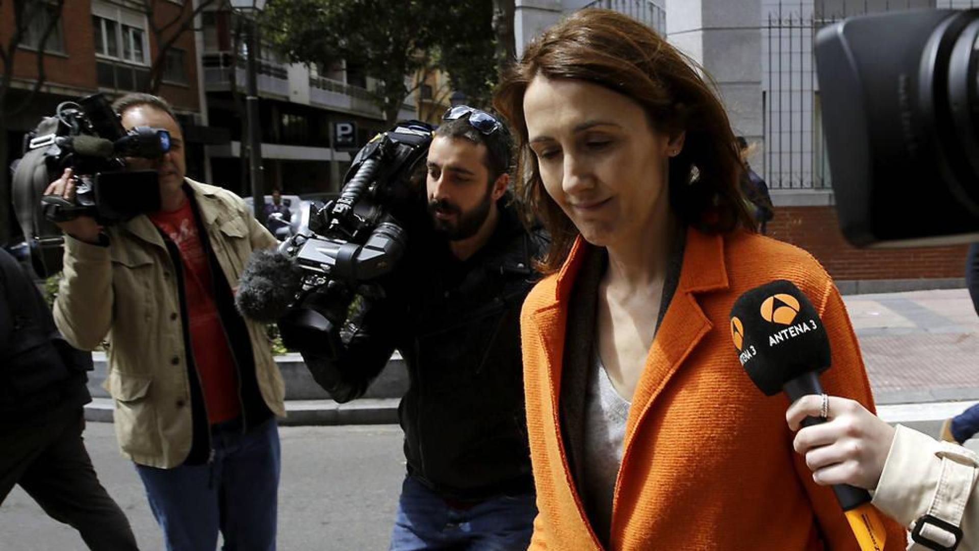 Rato y su pareja salen por separado de su domicilio madrileño