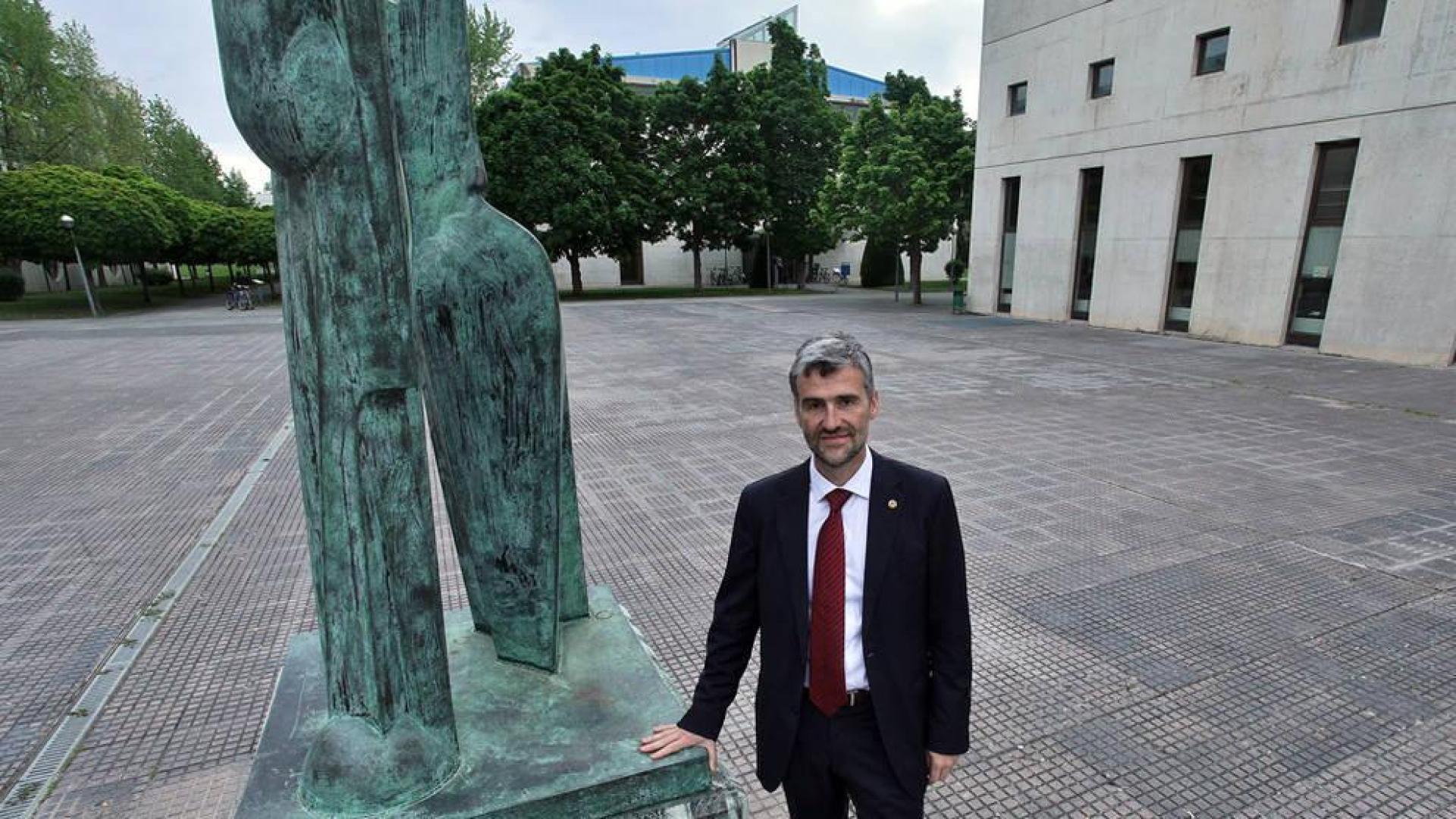 “El rector debe ser un líder independiente de la política”