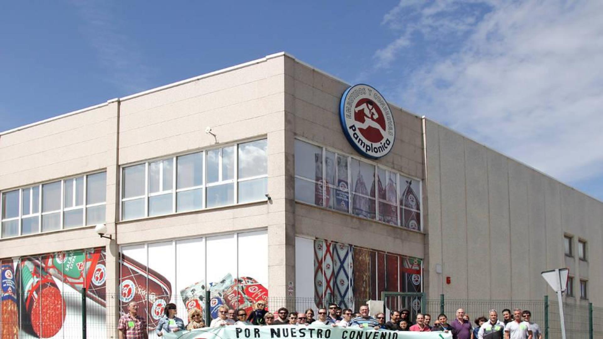 Concentración de los trabajadores de la empresa Pamplonica con motivo del comienzo de la huelga indefinida