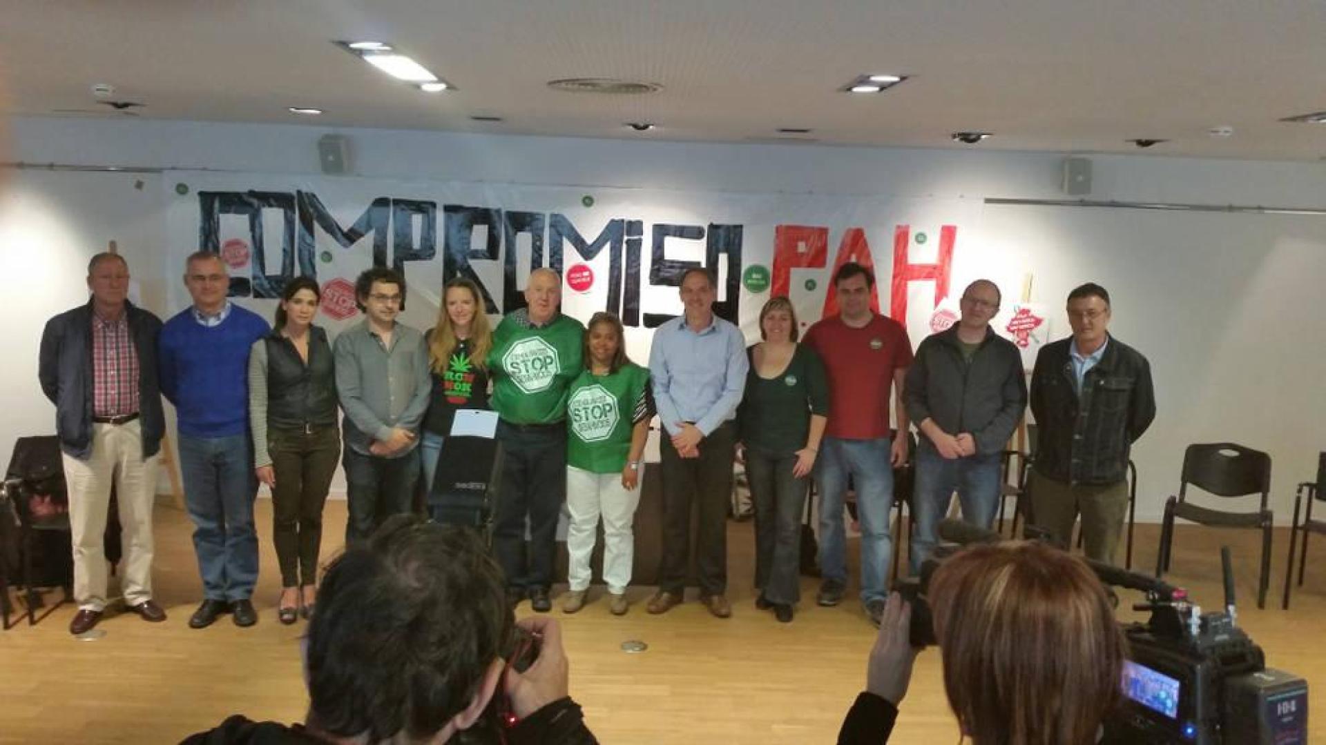Varios partidos navarros firman el documento 'Compromiso PAH'