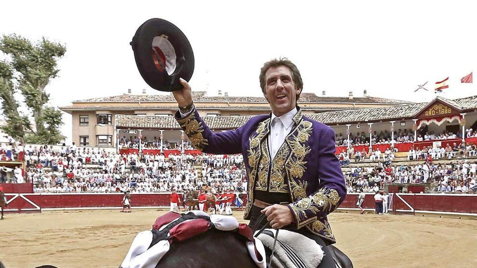 Festejo de rejones y homenaje a Hermoso de Mendoza en su 25 aniversario como rejoneador