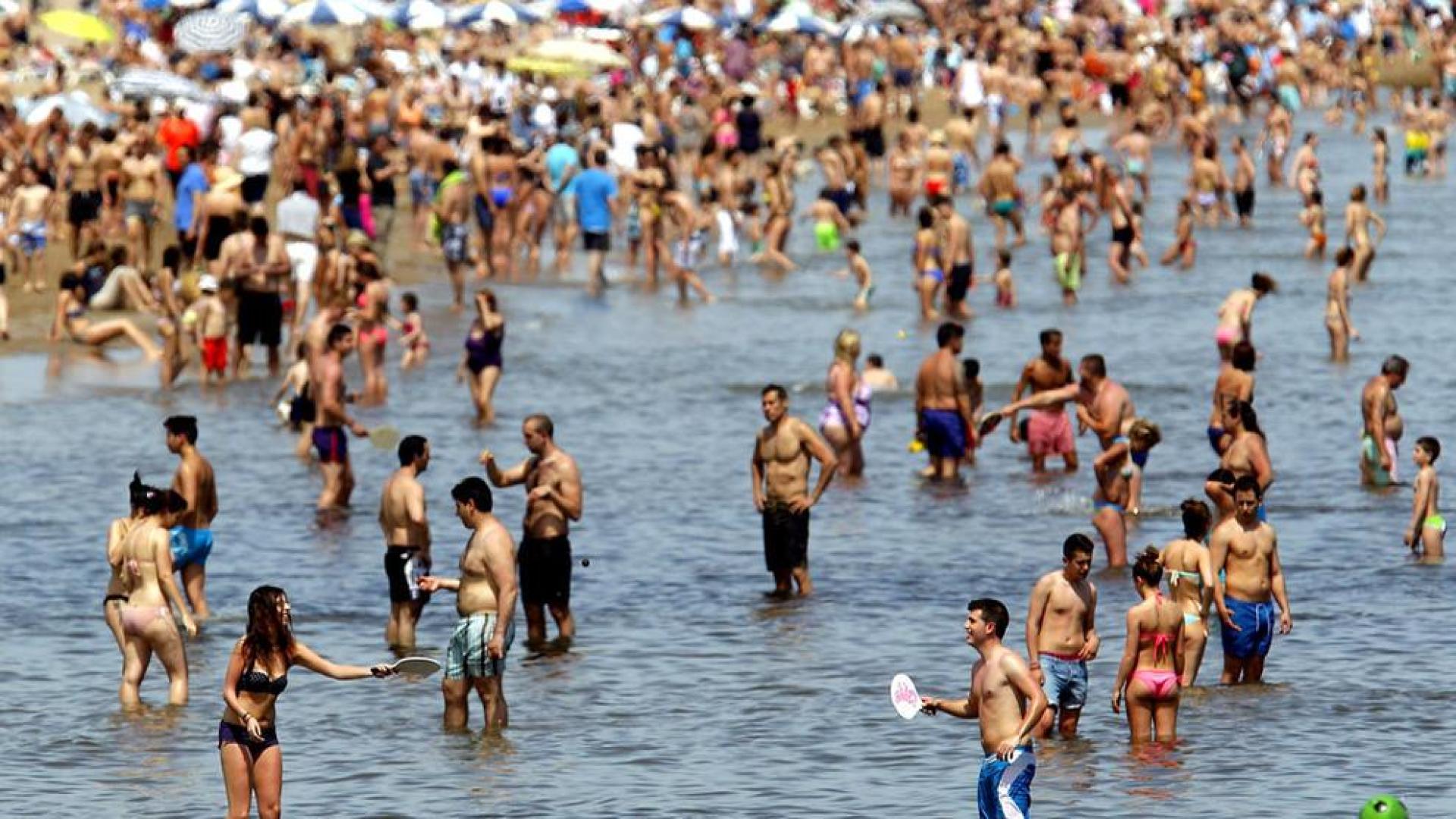 La playa de la Malvarrosa, atestada de turistas