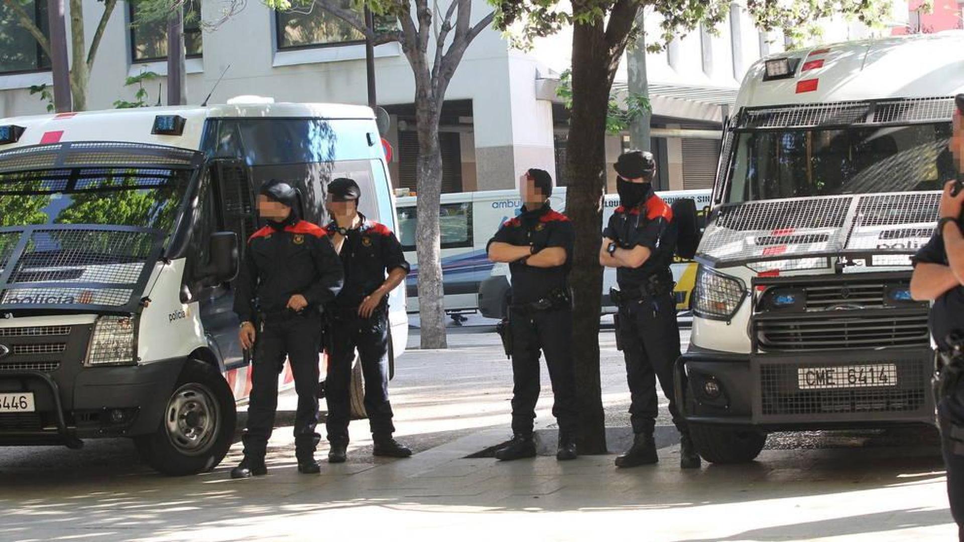 MOSSOS DETIENEN A UNA VEINTENA DE 'LATEROS' POR TRÁFICO DE DROGAS