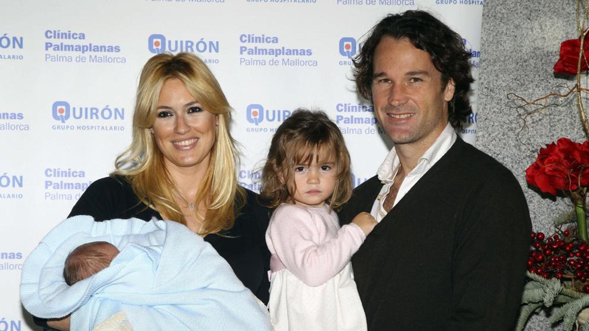 Carolina Cerezuela y Carlos Moy&aacute; presentan a su hijo