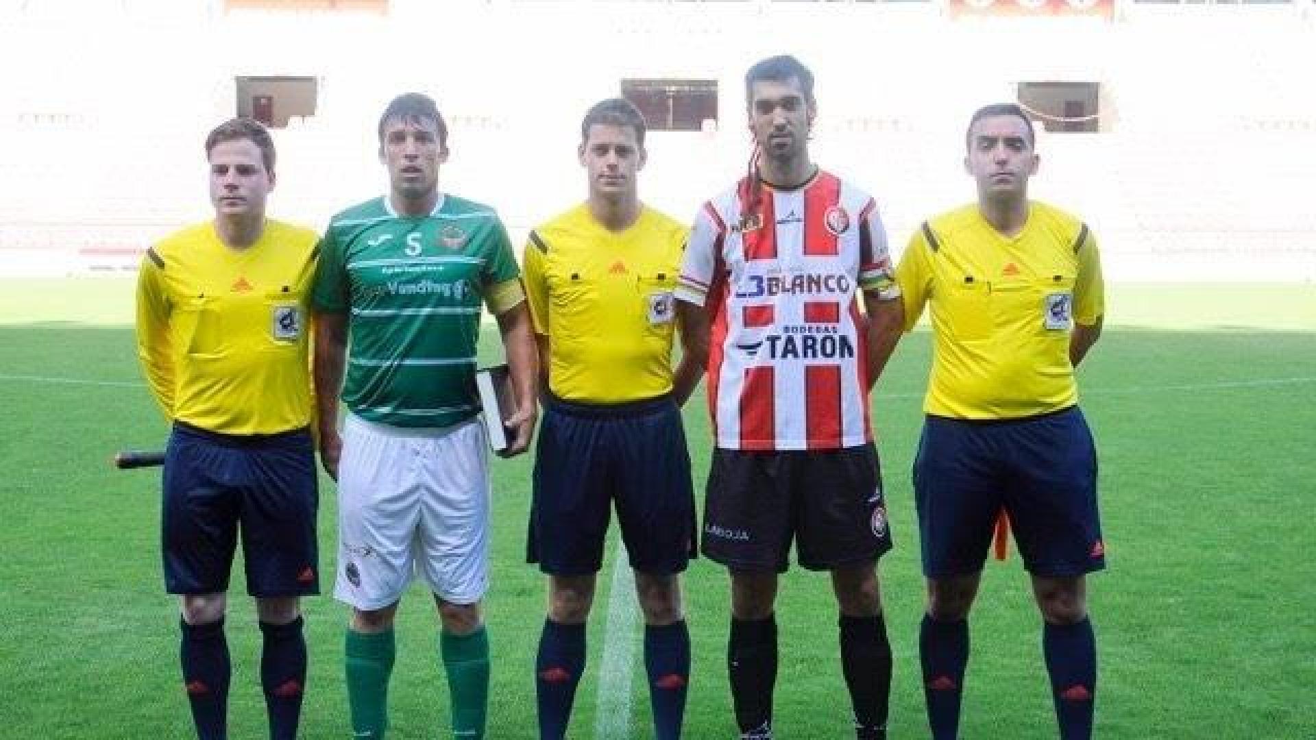 Guillermo Reclusa, David Pérez García y Rafa Beunza con los capitanes de Ascó y SD Logroñés.