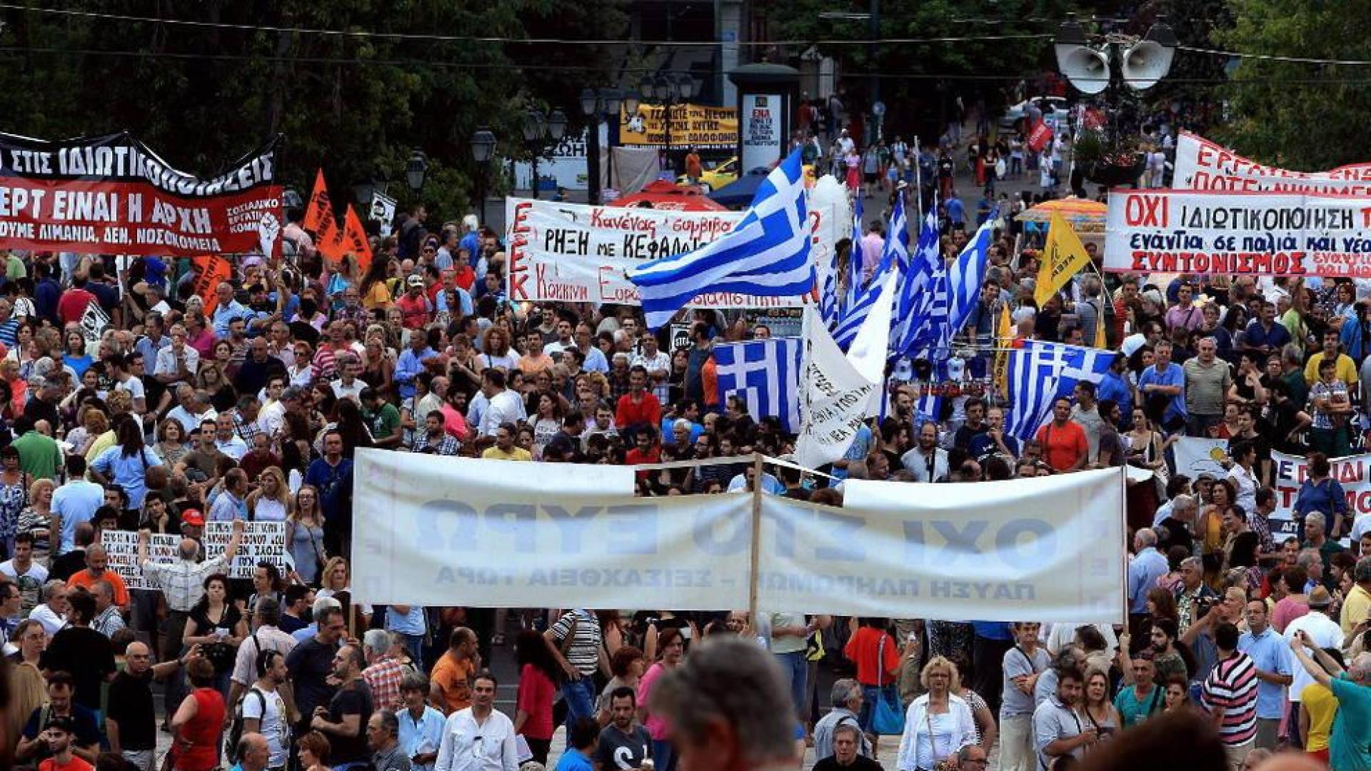 Atenas - Miles de griegos apoyan al Gobierno y protestan contra la ...