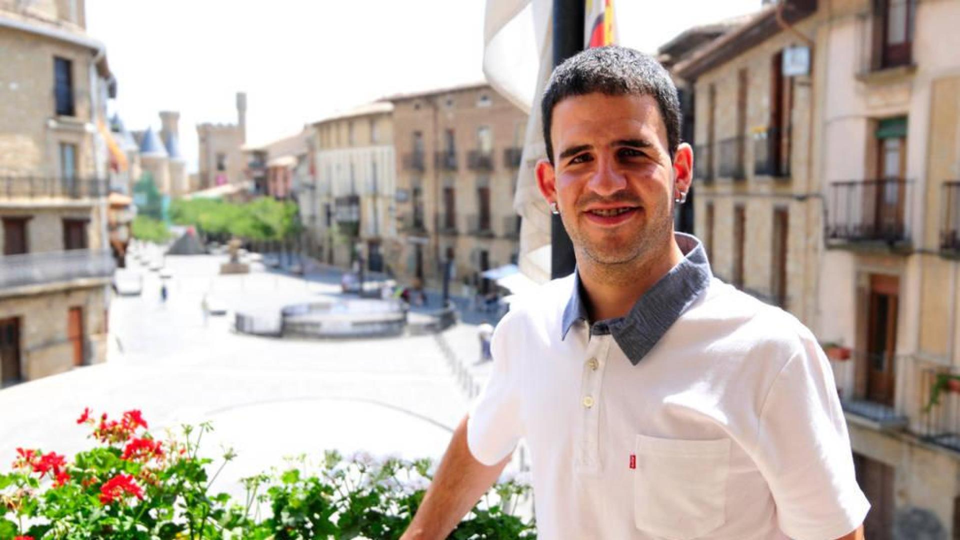 El alcalde de Olite, Andoni Lacarra García, de Agrupemos Olite, en el balcón del consistorio.