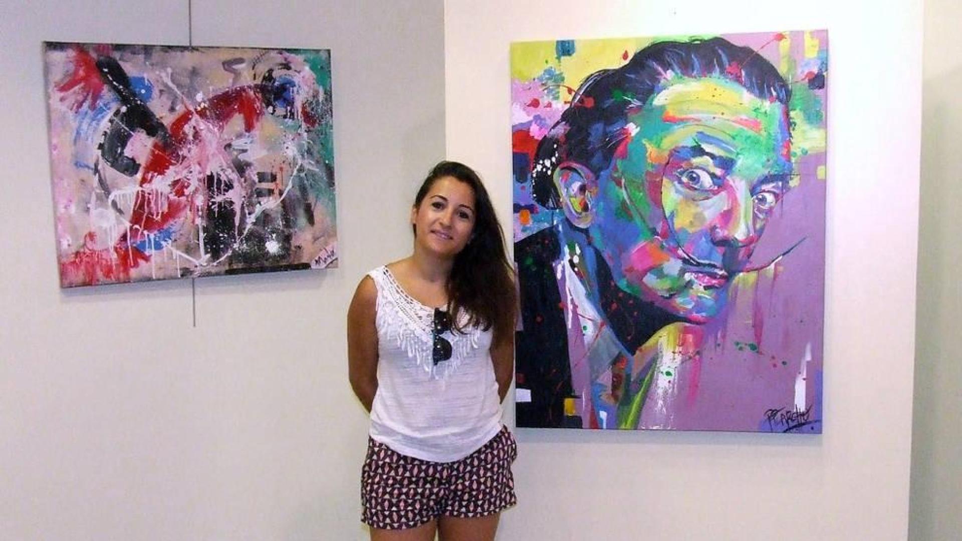 Pilar Yanguas, delante de dos de sus obras.