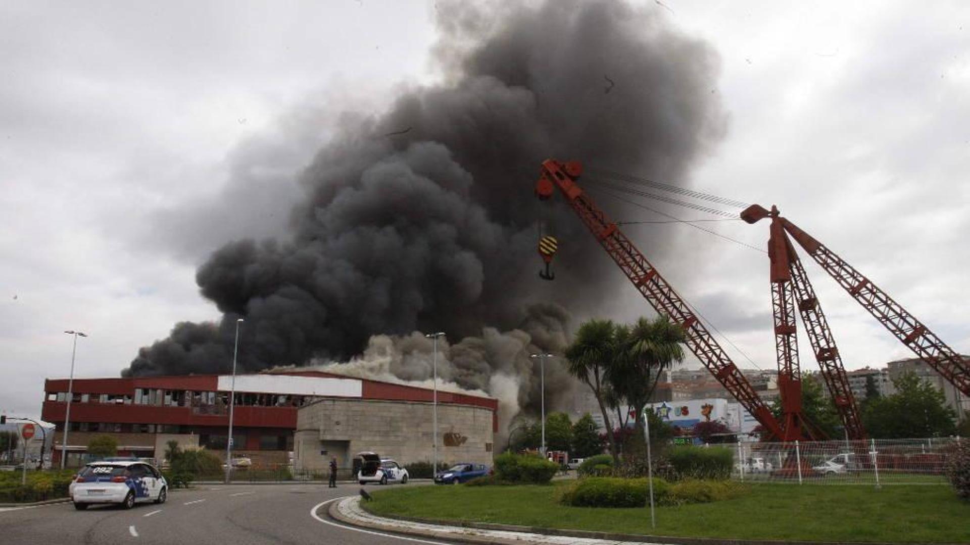 Controlado el fuego en la nave de la empresa Freiremar, situada en Vigo