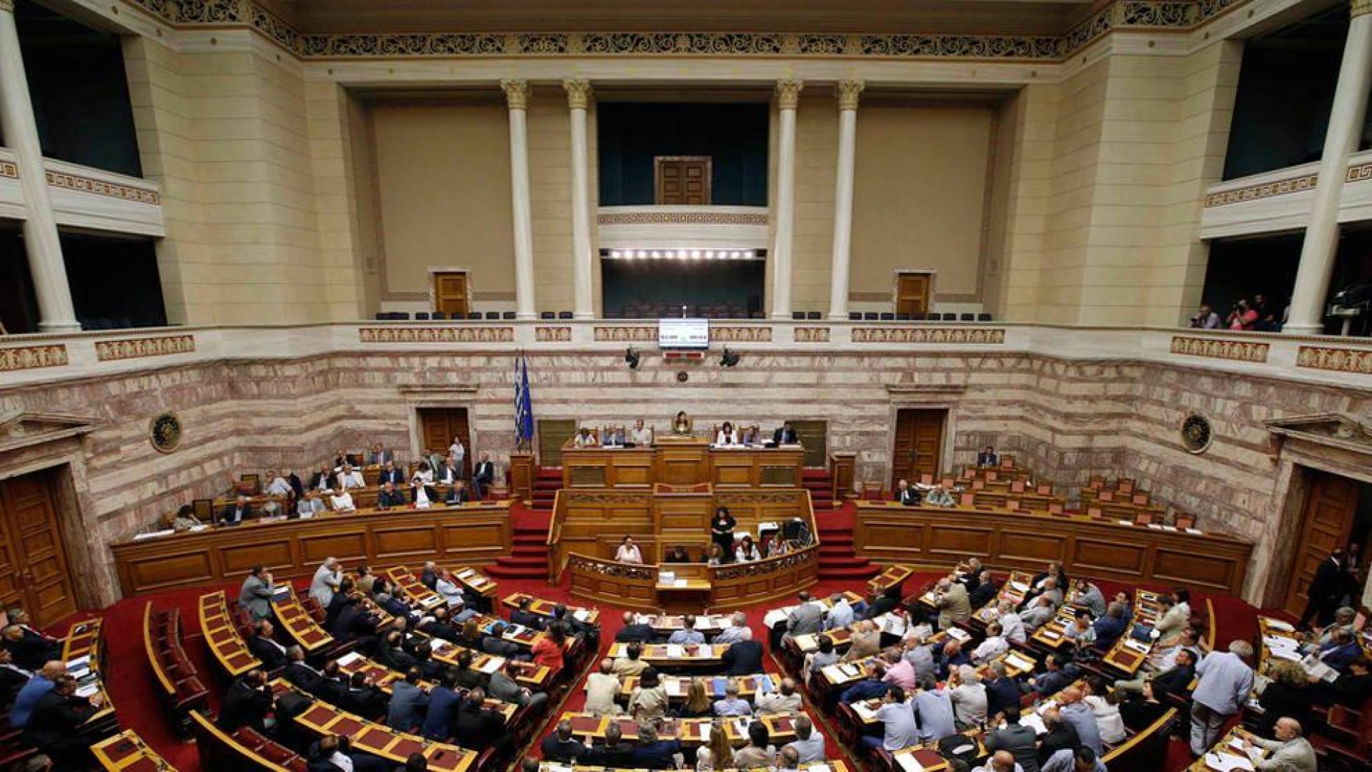 Grecia aprueba el tercer plan de rescate tras una noche de debate