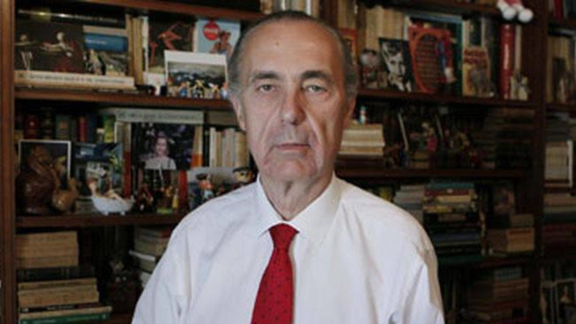 Luis Alberto de Cuenca: "Soy un poeta de línea clara"
