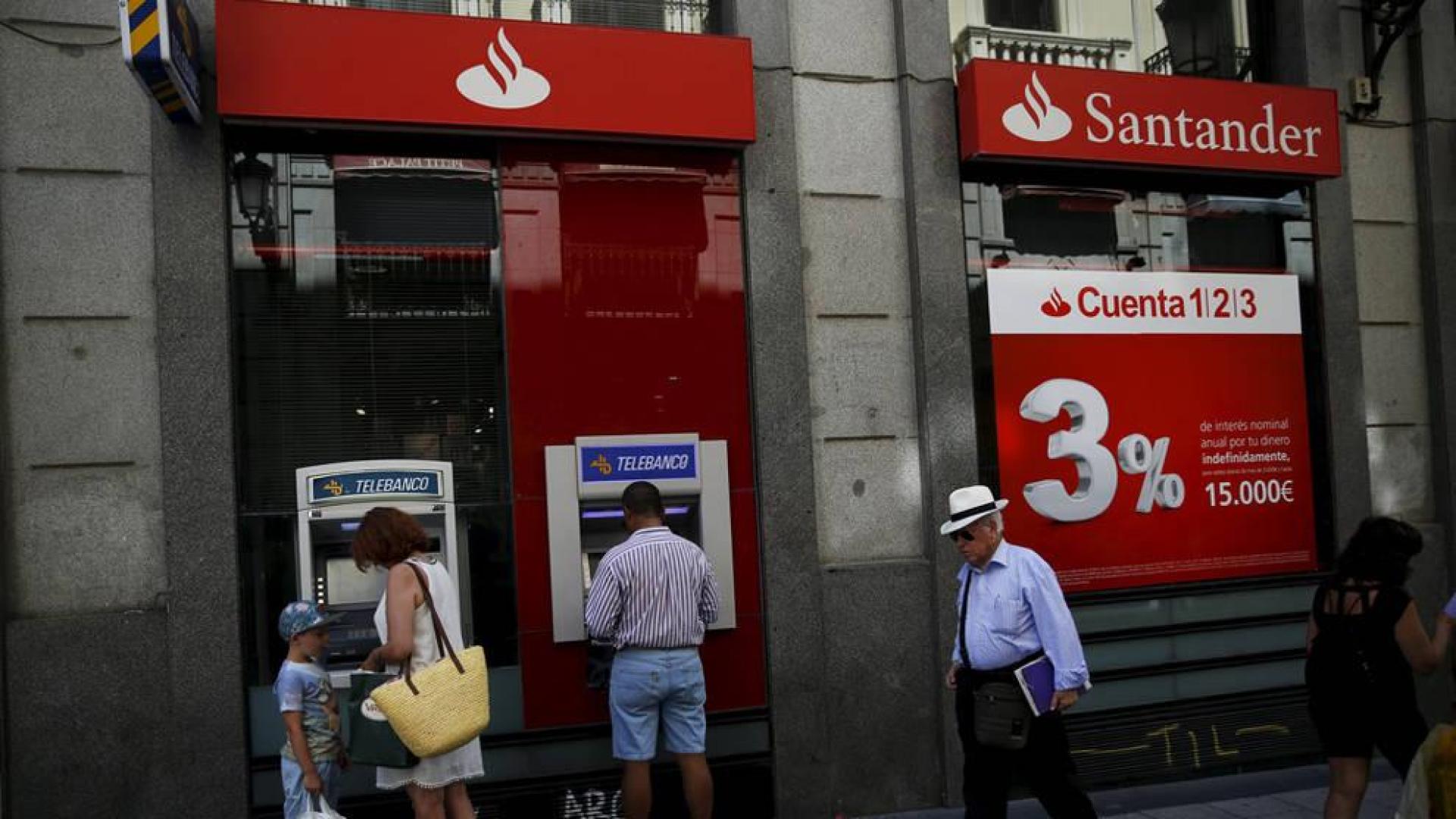 El Santander cobrará dos euros por el uso de sus cajeros a no clientes