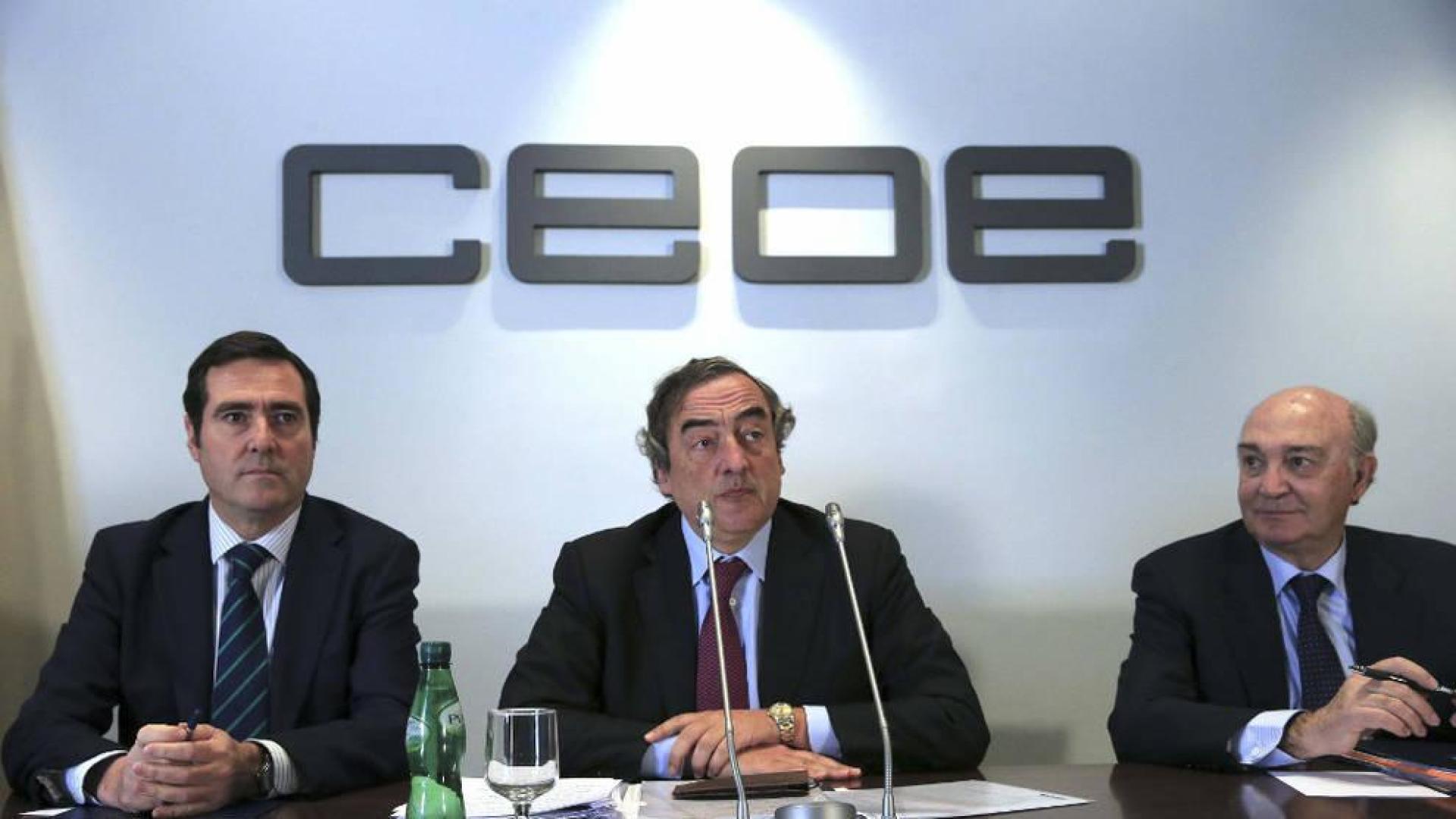 El presidente de CEOE, Juan Rosell (c), junto al vicepresidente, José María Lacasa (d), y el presidente de CEPYME, Antonio Garamendi (i).