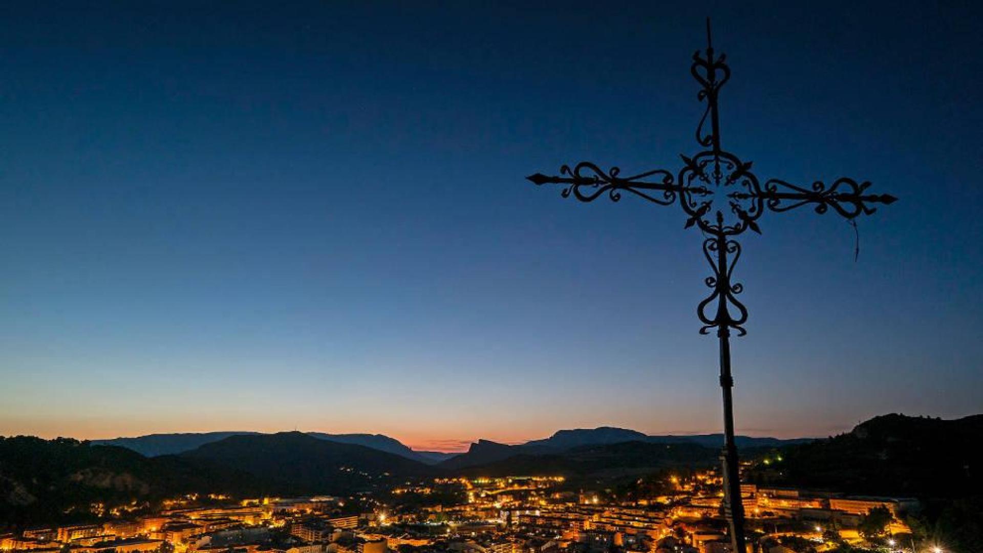 Vista nocturna de Estella iluminada desde la Cruz de los Castillos.