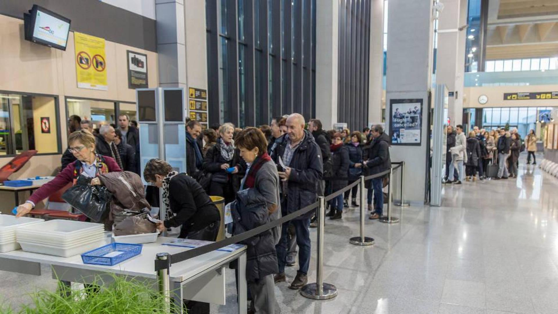Salida de vuelos para el puente foral en el Aeropuerto de Noáin.