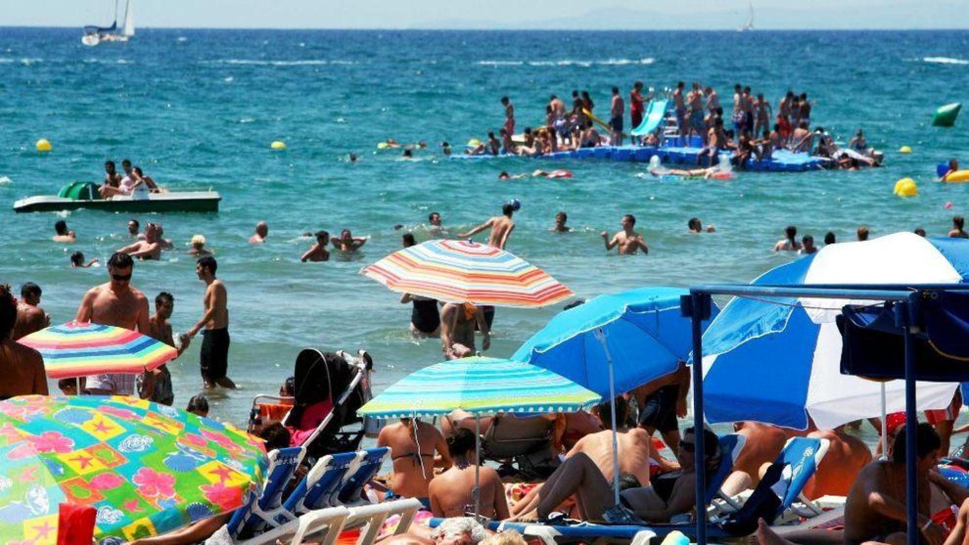 La playa de Salou, repleta de turistas.