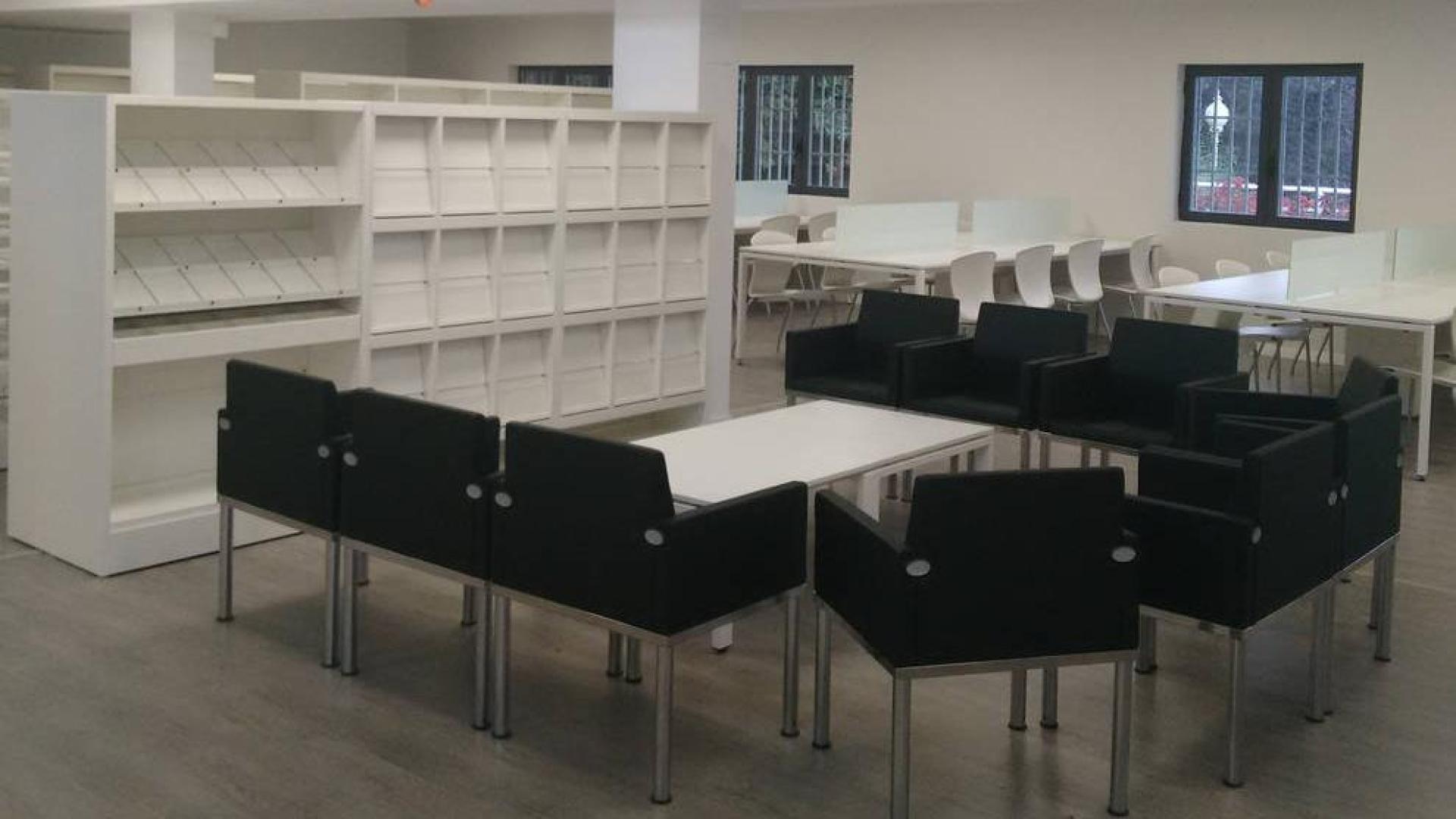 Zona de lectura de la biblioteca de San Adrián.