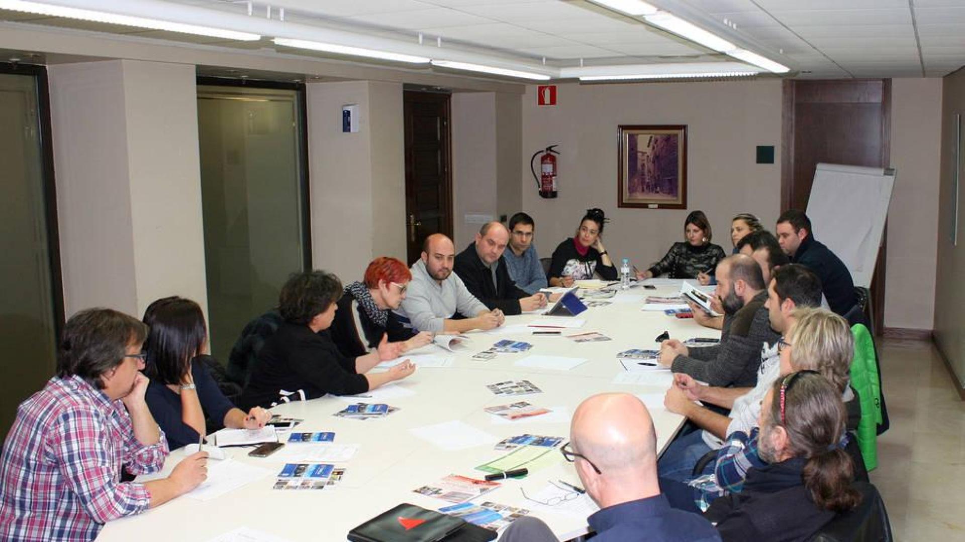 Asistentes a la reunión de la Mesa de Turismo que se celebró en el ayuntamiento.