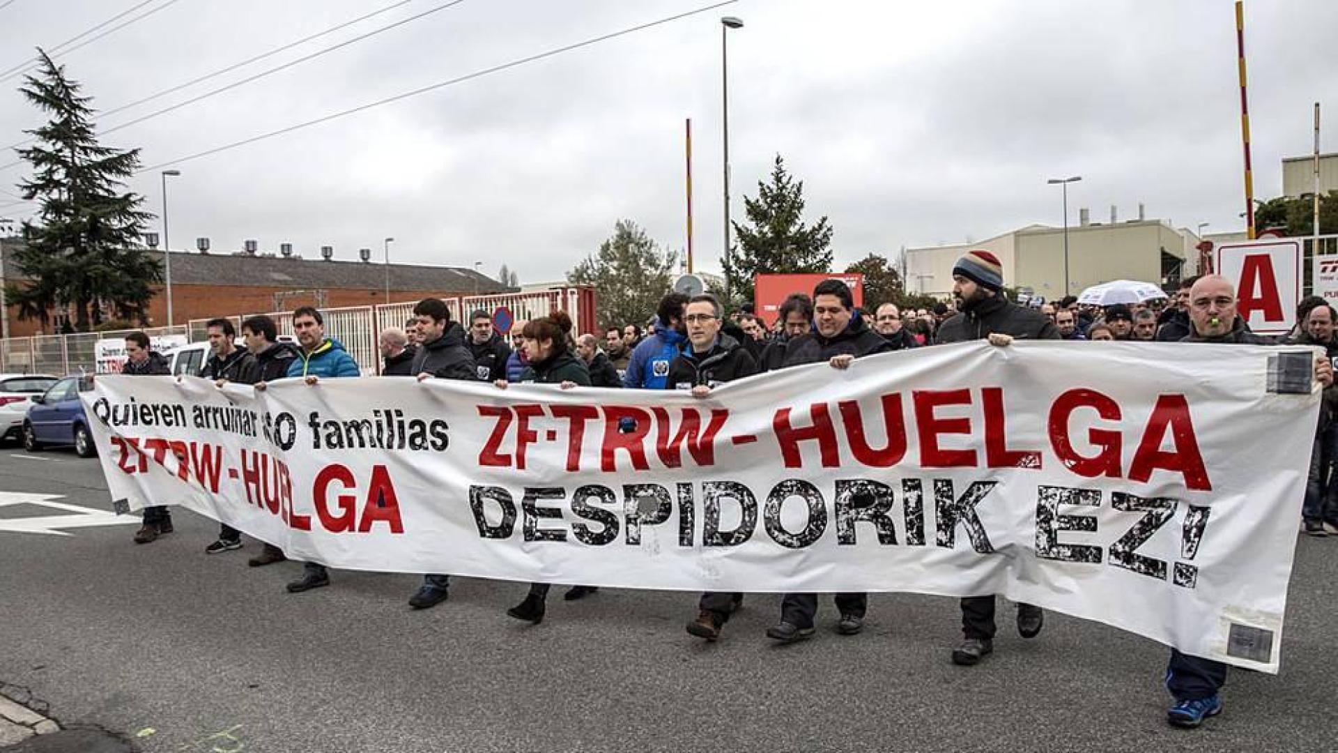 Empleados de la fábrica navarra recorrieron las calles de Pamplona este martes 26 de enero como protesta despidos anunciados en la planta.